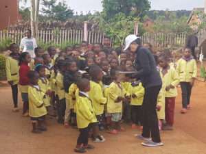 Mahabo Docteur Honorette avec les enfan ts
